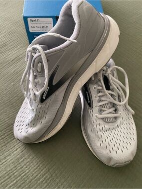 Brooks Dyad 11 Wide/2E Men’s Running/Walking Shoes